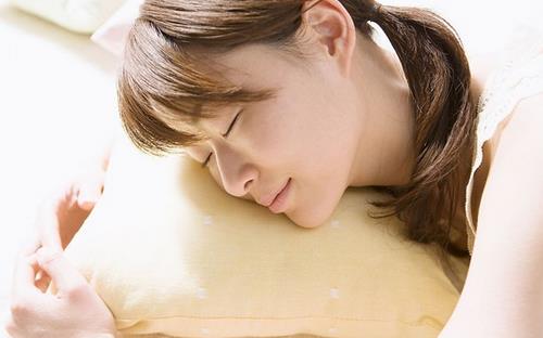 白領午休怎么睡才正確 備上毯子保暖免受風寒