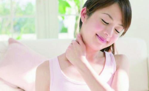 4個動作助上班族預防頸椎病