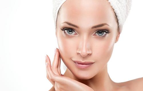 脖子怕干燥 穿高領(lǐng)前涂點(diǎn)潤膚霜