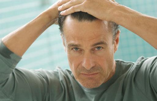 <p>男性為什么會有皺紋呢?因為神經內分泌功能減退,蛋白質合成率下降,真皮層的纖維細胞活性減退或喪失,膠原纖維減少、斷裂,導致皮膚彈性減退,眼角皺紋增多,以及日曬、干燥、寒冷、洗臉水溫過高、表情豐富、吸煙等導致纖維組織彈性減退,導致眼周皺紋增加。由于眼輪匝肌長期收縮引起的動力性皺紋,細紋呈放射狀。那么男人有皺紋怎么辦呢?</p> <p style="text-align: center"></p> <p><strong>男人有皺紋怎么辦:</strong></p> <p><strong>認真潔面</strong></p> <p>空氣塵埃很容易附著在肌膚上,尤其是經常面對電腦的男士,輻射和臟東西都會讓肌膚失去原有的彈性,容易滋長皺紋。所以,一定要注意清潔,弱酸性的潔面產品可以溫和去除面部雜質,并且保持肌膚水分,潔面時應該先在手心充分打出泡沫,然后輕揉面部,切忌大力揉搓。</p> <p><strong>注意防曬</strong></p> <p>在陽光暴曬下也容易出現皺紋,因為肌膚暴曬下會失去大量的水分,使肌膚加速衰老死亡,從而使肌膚失去彈性。那么如何去皺紋呢?</p> <p>去皺紋的方法中,防曬絕對是不分季節的。防曬不只是在夏季,冬季通樣也是需要的。只要外出活動,那么就應該堅持使用防曬霜,特別是在戶外共工作的男士們更一改注意做好防曬的工作,來減少日曬對肌膚造成的傷害。</p> <p><strong>去皺偏方</strong></p> <p>1、將桔子連皮搗爛,浸入醫用酒精,加以適量蜜糖,放一周后取出使用。</p> <p>2、香蕉搗爛后,加半湯匙橄欖油,攪攔均勻,涂在臉上。</p> <p>3、西瓜皮用清水洗凈后擦面,然后用清水沖洗凈,可以使皮膚清爽潤滑。</p> <p>4、絲瓜能去皺,將絲汁混合酒精及蜜糖,把汁液涂在臉上,待干后再用清水洗凈。</p> <p>5、黃瓜有潔臉作用。把黃瓜切成薄片甫在清潔的面部,能使肌膚嬌嫩潤滑,清除皺紋。</p> <p>6、西紅柿是護膚佳品,可以把它切碎壓成汁,加少許蜂蜜調勻,涂抹面部,去皺紋效果好。</p> <p>7、南瓜子中含有類似性激素樣的物質,對面部皮膚有保護作用。</p> <p>8、草莓切片貼面效果好。</p> <p>9、把栗子搗為細末,以蜂蜜調勻涂面,能使臉面光潔,皺紋舒展。</p> <p><strong>表情管理</strong></p> <p>臉上出現皺紋,這與日常的表情有著很大的關系。如果經常不自覺的去皺眉或者抬眉毛,這都會損傷到額部肌肉的恢復能力,導致此處的肌肉出現松弛,失去彈性,從而導致出現抬頭紋。這告訴男士們一定要保持著自信,走路時應該抬頭挺胸直視前方,不要只是抬眉不抬頭的看前方,這樣能有效的避免出現抬頭紋。</p> <p><strong>藥膳食譜</strong></p> <p><strong>1、杏仁牛奶芝麻糊</strong></p> <p>原料:杏仁150克,核桃75克,白芝麻、糯米各100克(糯米先用溫水浸泡30分鐘),黑芝麻200克,鮮奶250克,冰糖60克,水適量,枸杞子、果料各適量。</p> <p>制法:先將芝麻炒至微香,與上述原料一起搗爛成糊狀,用紗布濾汁,將冰糖與水煮沸,再倒入糊中拌勻,撒上枸杞子、果料文火煮沸,冷卻后食用。每日早晚各100克。</p> <p><strong>2、生姜大棗茶</strong></p> <p>生姜500克,大棗250克,茴香200克,甘草150克,食鹽100克,丁香、沉香各25克,共研細末,混勻備用。每日清晨,取藥末10~15克,以水煎服或用沸水沖泡后飲用。</p> <p><strong>水分補充</strong></p> <p>缺水會導致皮膚松弛失去彈性,前額會出現皺紋,足夠的水分補充可以提高肌膚含水度,以減輕皺紋的紋路。每天潔面后及時使用補水產品按摩于皺紋部位,可以減輕甚至消除皺紋。</p> <p>如果是天生型抬頭紋,就要尤其注意使用抗老化產品,使用那些能減少細紋、增加皮膚彈性的抗氧化和抗衰老產品。</p> <p><strong>按摩去皺</strong></p> <p>首先用手掌使按摩膏升溫,然后兩手對搓,將按摩膏鋪滿整手。食指和中指呈V字形夾住雙耳,這時候雙手正好托住兩腮,向上用力,感覺臉部向上提升,重復這個動作即可。一邊用手掌托住臉頰向上提,一邊嘴角也要有意識地上提。這個時候重要的是要意識到最里面的牙也有上提的感覺。</p>