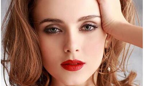 假體VS玻尿酸墊下巴有何差別?