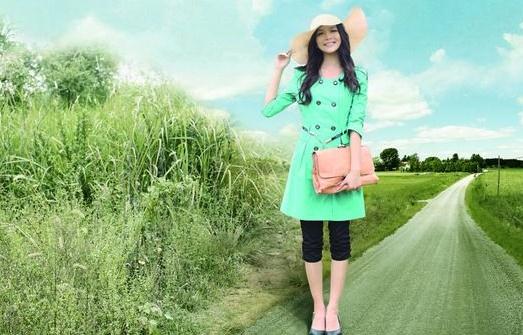 綠色和花色系的衣服如何穿搭最好看