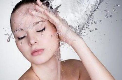 掌握晚間皮膚保養(yǎng)步驟 小臉?biāo)疂?rùn)有光澤