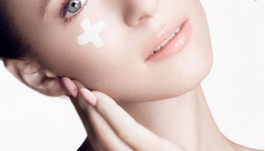 墊下巴會不回出現移位問題