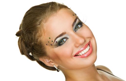 三個(gè)妝容重點(diǎn) 告別惱人臉型