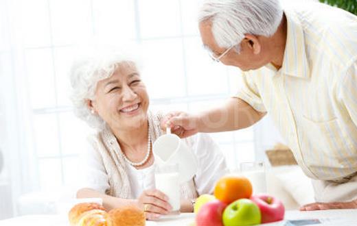 老人吃早餐把握時間更養生