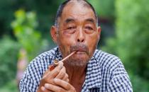 老人吸煙可引發冠心病！