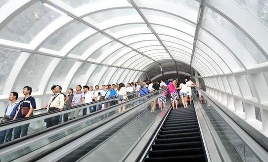 安全乘扶手電梯避免電梯“吃人”