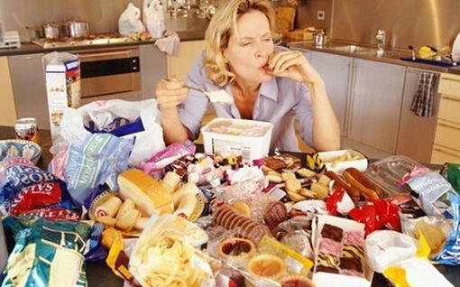 暴飲暴食可導致心率失常