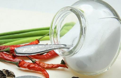 巧用食鹽可美白祛斑清除老化角質(zhì)