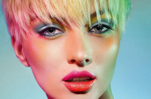 水潤(rùn)眼影+裸唇打造女人味