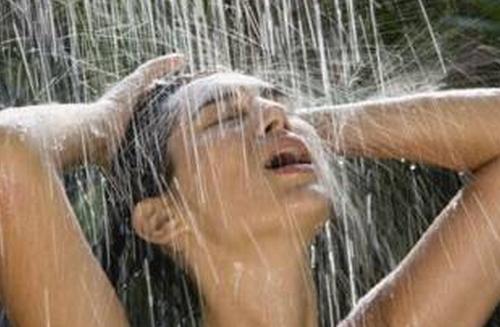 洗澡也挑時(shí)刻 洗錯(cuò)澡當(dāng)心招來(lái)婦科病