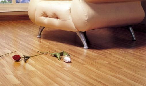 地板的清洗方法：地板油漬如何清洗？