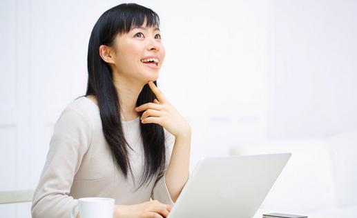 女性于電腦前不利乳房堅挺