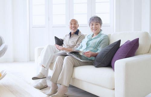 久坐沙發對老年人非常不利