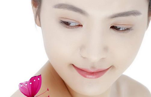 擺脫約會囧妝容 3招教你快速簡單補妝