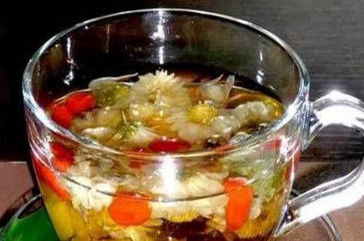 白領(lǐng)可多喝菊花枸杞茶緩解眼疲勞