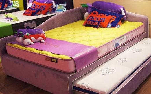 過軟過硬的床墊都不利孩子脊柱健康