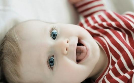 家庭療法有效應(yīng)對寶寶便秘