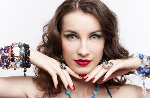 巧用修容粉美化大餅臉