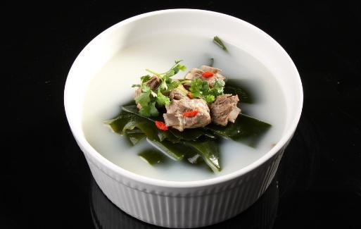 學做一份補鈣海帶排骨湯吧!