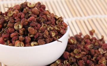 【花椒】花椒的功效與作用_花椒面的做法_花椒水泡腳_花椒油