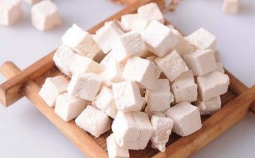 【茯苓】茯苓的功效與作用及食用方法_土茯苓藥用價(jià)值_茯苓粉怎么吃