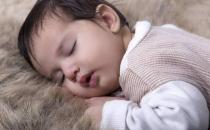 寶寶趴著睡有啥好處？