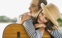 10個(gè)信號(hào)表明男人對(duì)你有興趣