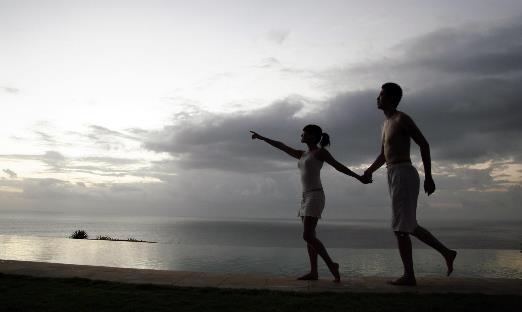 夫妻之間多牽手有利長壽哦!