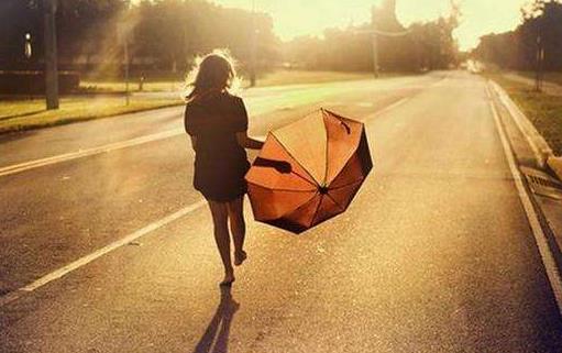 小小嫉妒幫你打動男人心