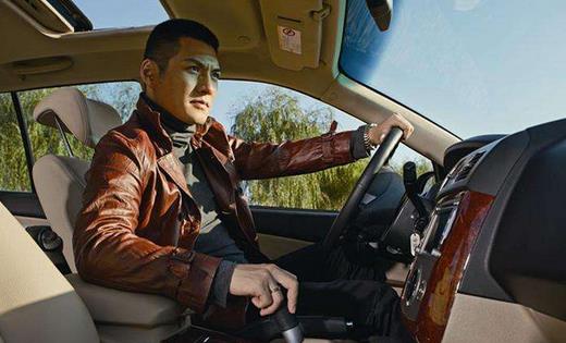 長時間開車如何放松背部