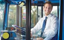 開(kāi)車(chē)打電話(huà)的危害大！