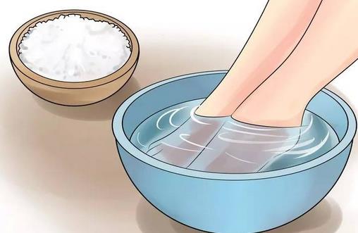 用鹽水洗腳到底好嗎?