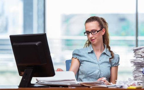 辦公室錯誤伏案姿勢傷乳房 4種姿勢要不得