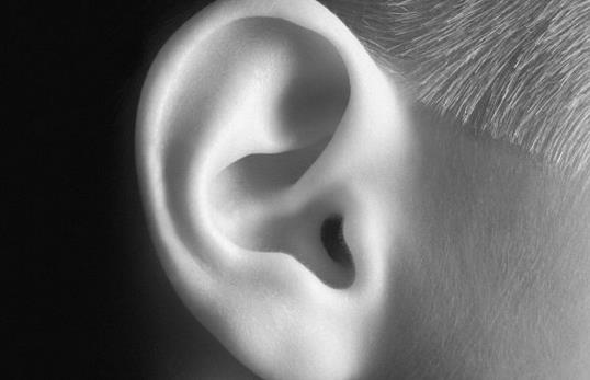 耳朵發熱是怎么一回事