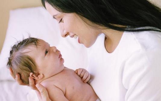 生完孩子白頭發是怎么回事