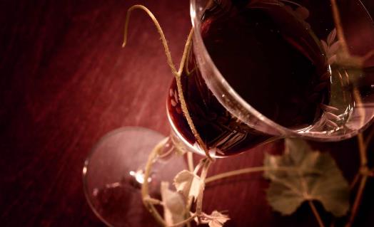 沒有開瓶器怎么開紅酒