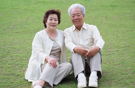 干燥的季節老人也要涂抹潤膚露哦