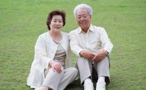 干燥的季節老人也要涂抹潤膚露哦