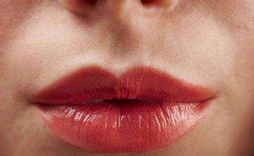 三招嘴唇健身操幫你趕走嘴角皺紋！