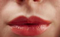 三招嘴唇健身操幫你趕走嘴角皺紋！