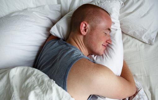 男人千萬別趴著睡 危害如此可怕