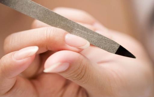 指甲出現白點的原因有哪些