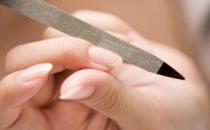 指甲出現白點的原因有哪些