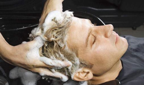 男人晚上洗頭后果極其嚴重