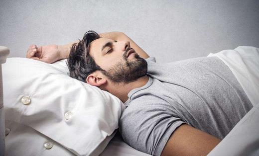 男性該以什么的睡姿 睡覺才健康