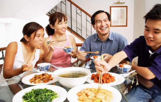 吃飯出汗多是怎么回事