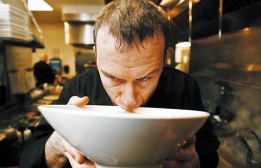 老是打嗝是咋回事呢?