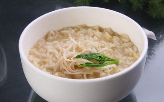 吃湯泡飯也要注意細嚼慢咽！